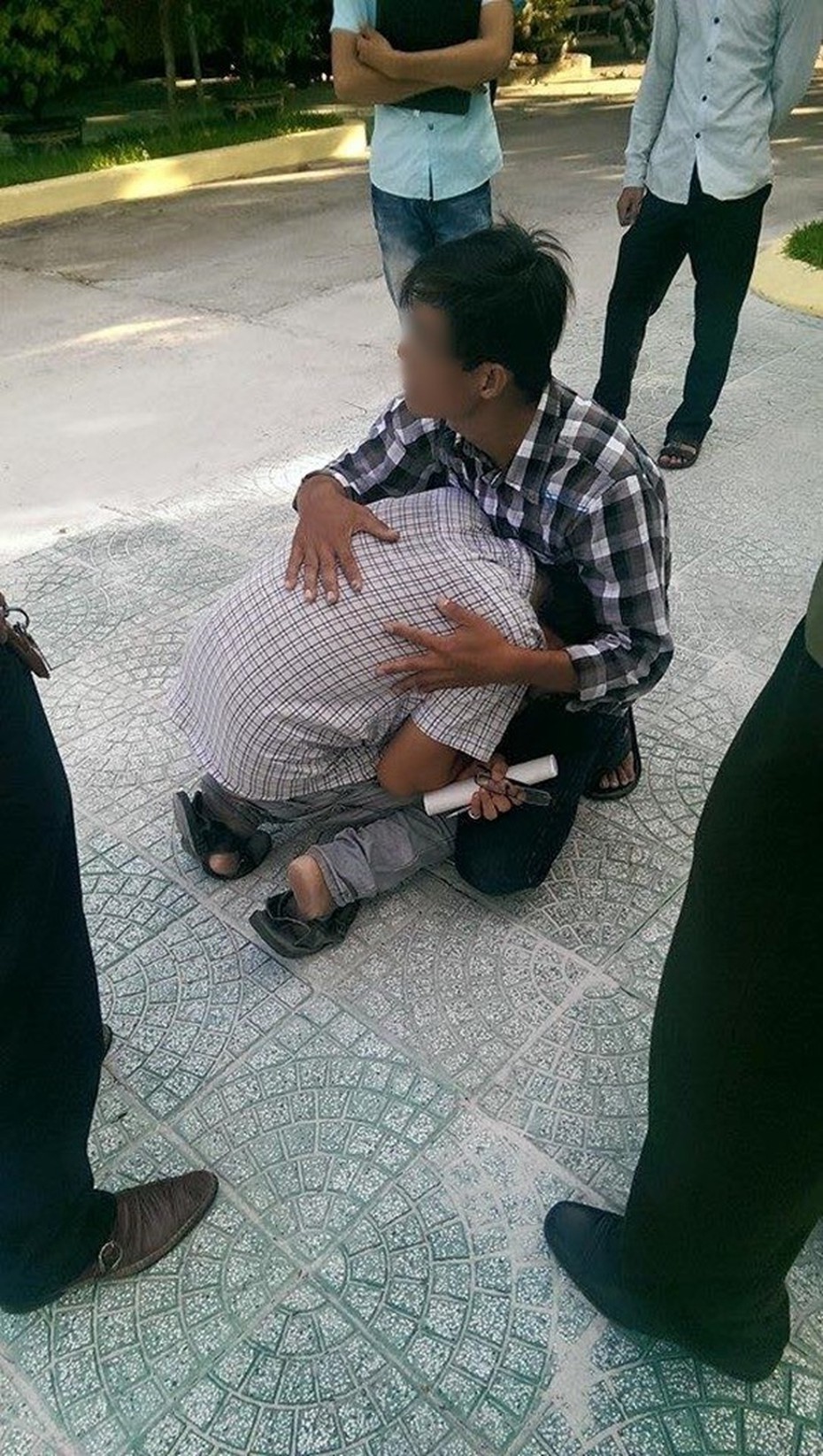 Tác giả 'phản pháo' lời 'tố' về ảnh 2 bố con ôm nhau khóc