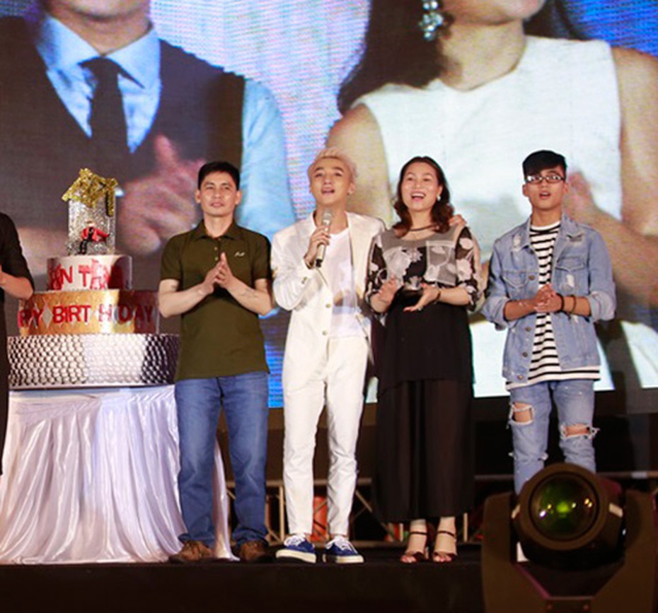 Sơn Tùng MTP khóc thương nhạc sĩ An Thuyên trong tiệc sinh nhật