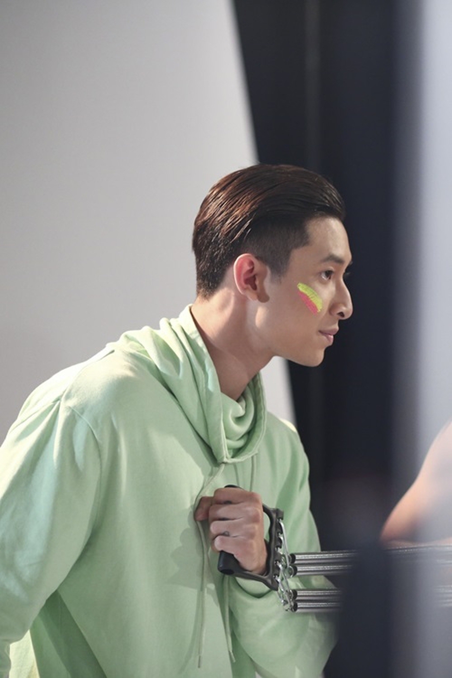 Vietnam Next Top Model 2015 tập 1: Thanh Hằng ôm thí sinh đồng tính