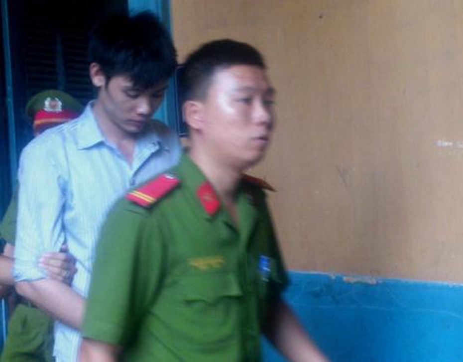 Mâu thuẫn với anh trai, bé gái rủ bạn trai quan hệ