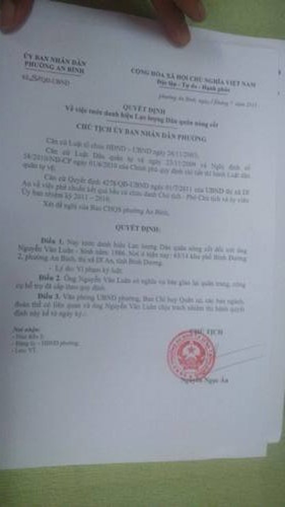 Quyết định đuổi việc và kỷ luật nhóm dân quân xô xát với dân