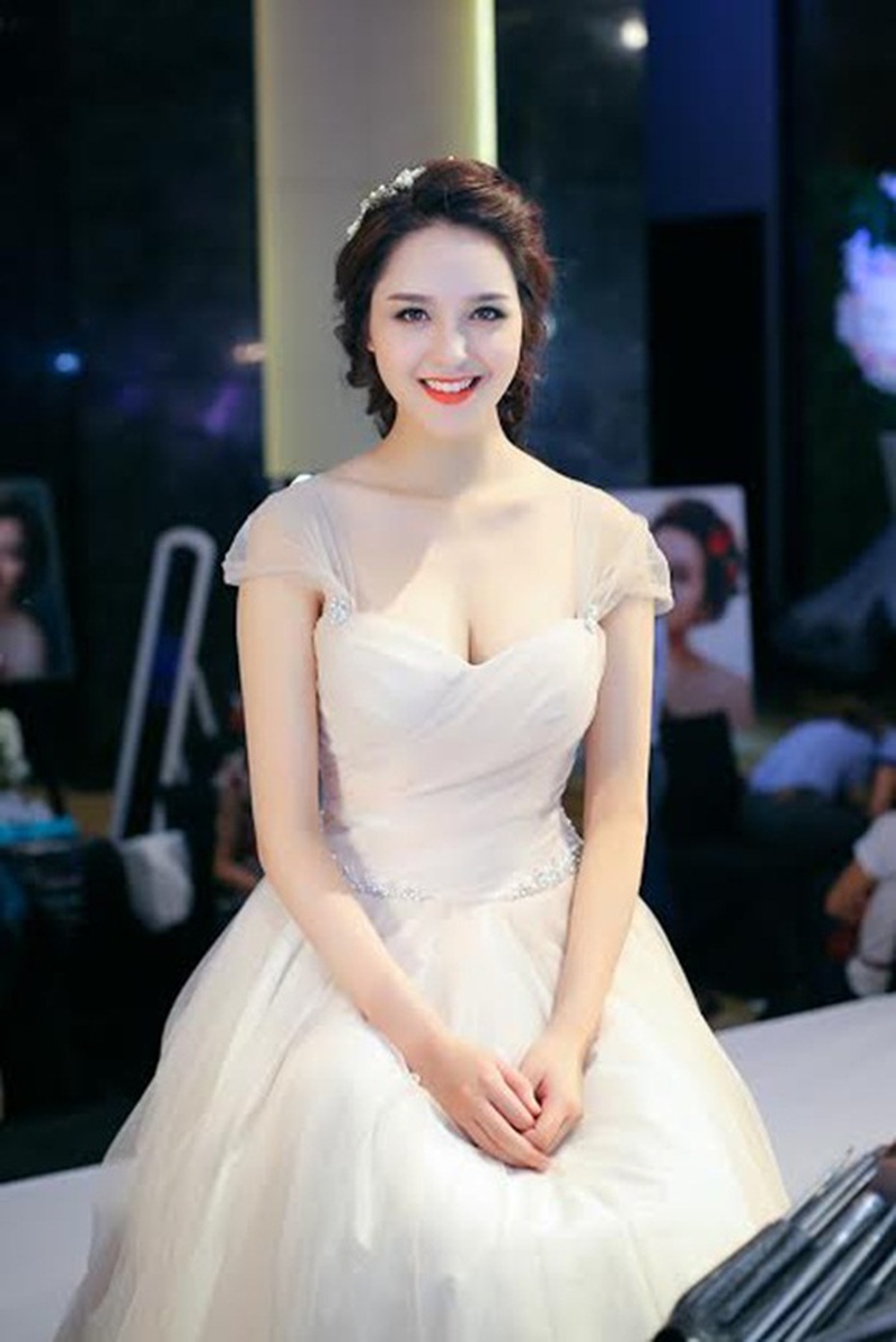 Á hậu Hoàng Anh gợi cảm trong trang phục cô dâu