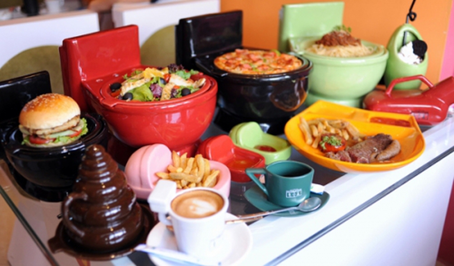 Kỳ cục quán ăn bán bằng dụng cụ nhà vệ sinh giữa Hà Nội