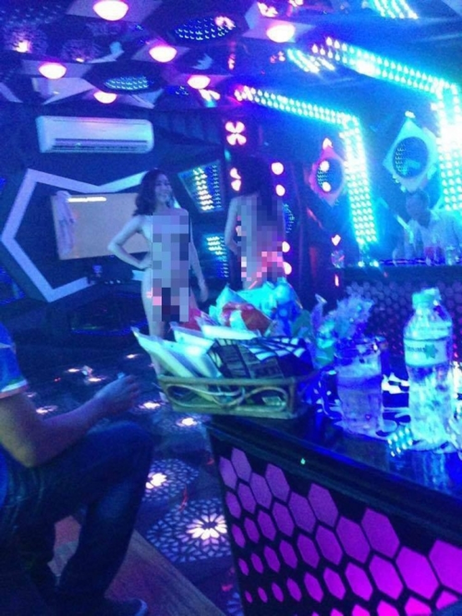 Hà Nội: Thực hư sinh viên trường múa thoát y phản cảm ở quán bar?