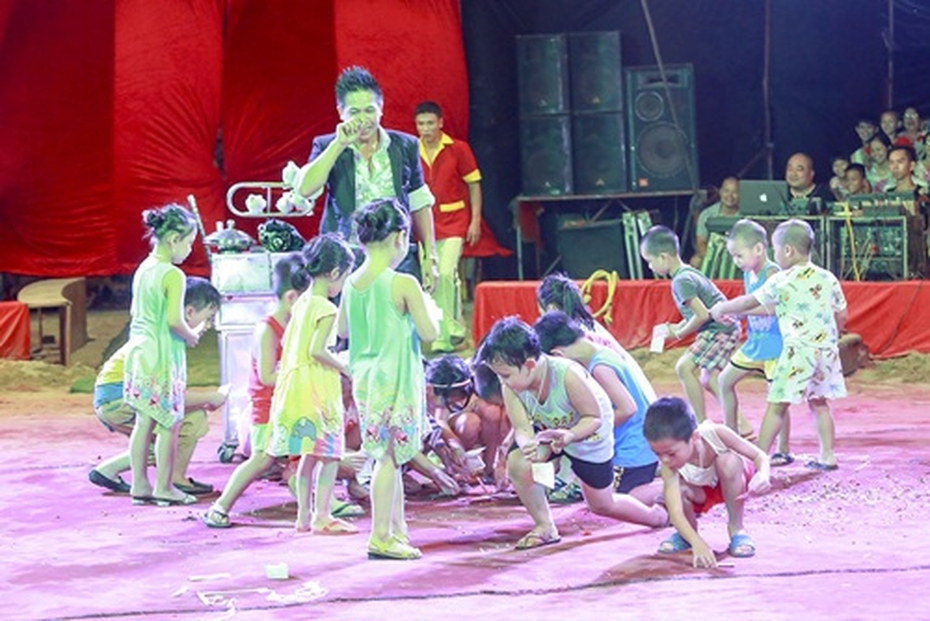 Khán giả Sơn Tây đội mưa đi xem xiếc lưu động