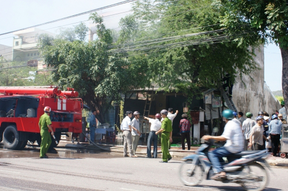 Bình Định: Bà hỏa thiêu rụi căn nhà hai tầng