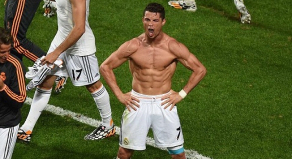 Ronaldo luyện chiêu qua người bằng cách đeo tạ vào... chân