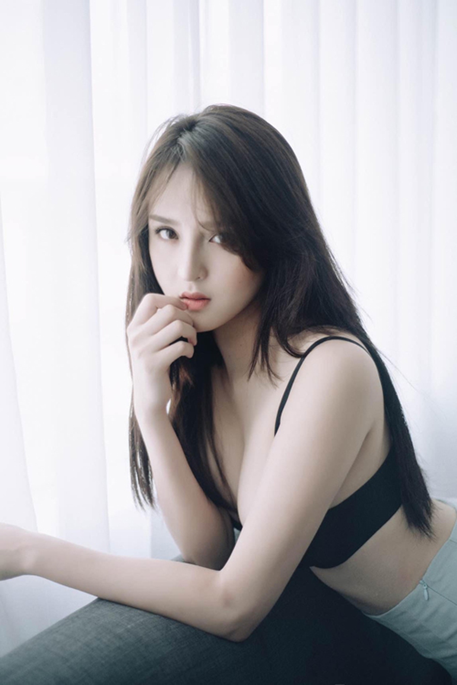 Á hậu Hoàng Anh: 'Tôi sợ chụp ảnh sexy lắm rồi’