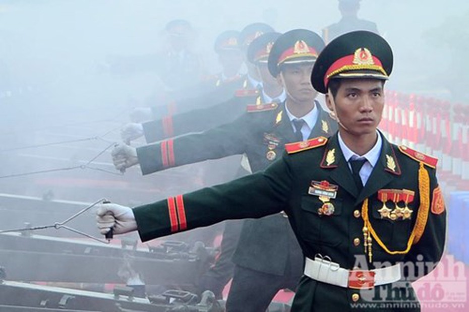 Cận cảnh diễn tập nghi thức bắn 21 phát đại bác chào mừng Quốc khánh