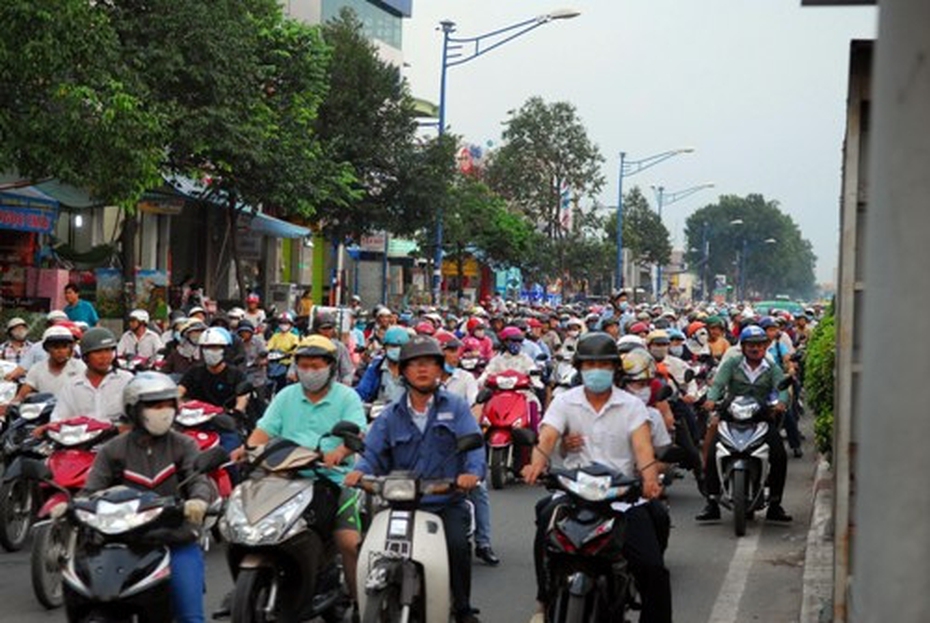 Xe tải chở bia lật, người đi đường một phen hú vía