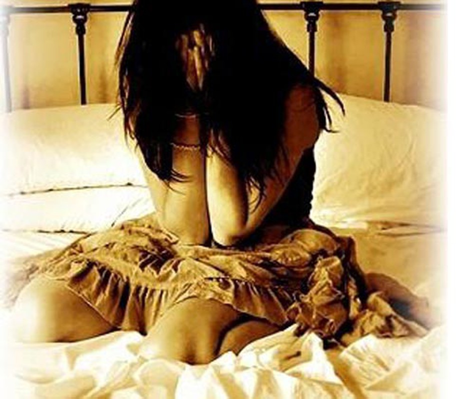 23h45 phút đêm qua, chồng đạp tôi xuống giường trong tức tối