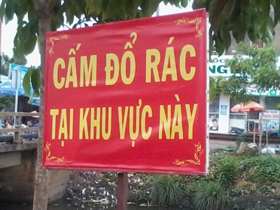 TP HCM: Rác ngập ngụa ở Kênh nước đen