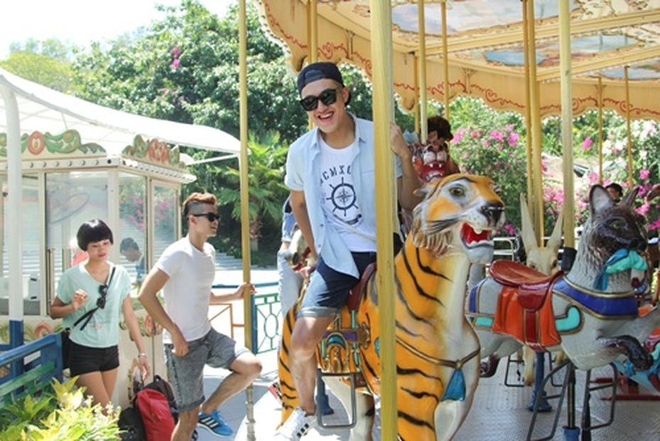 Vietnam’s Next Top Model 2015: Thí sinh catwalk với cà kheo cao 2,5m