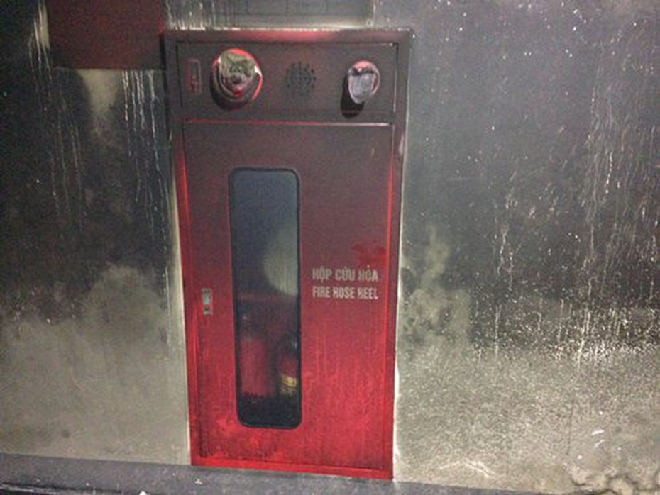 Cận cảnh nhà chung cư HH4A Linh Đàm đen nhẻm sau hỏa hoạn