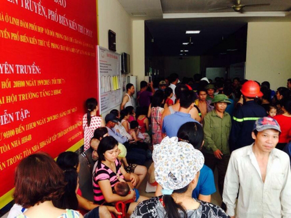Chung cư Linh Đàm tự báo cháy, cư dân náo loạn đổ ra đường