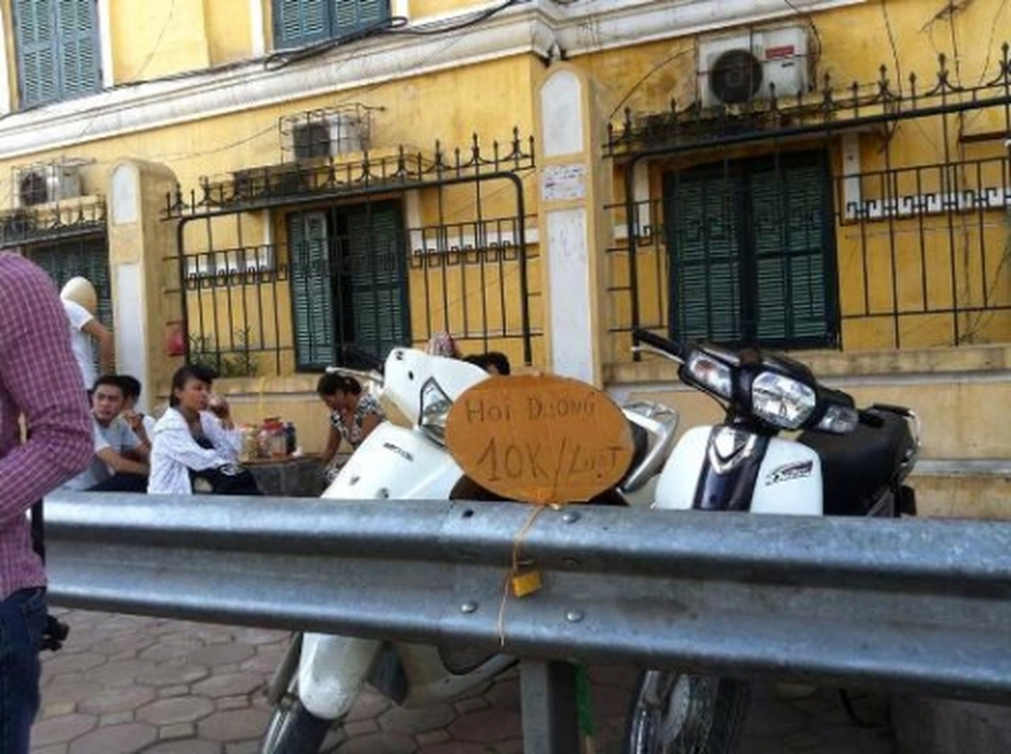 Hà Nội: Tấm biển kì lạ 'Hỏi đường 10k/lượt' của tài xế xe ôm