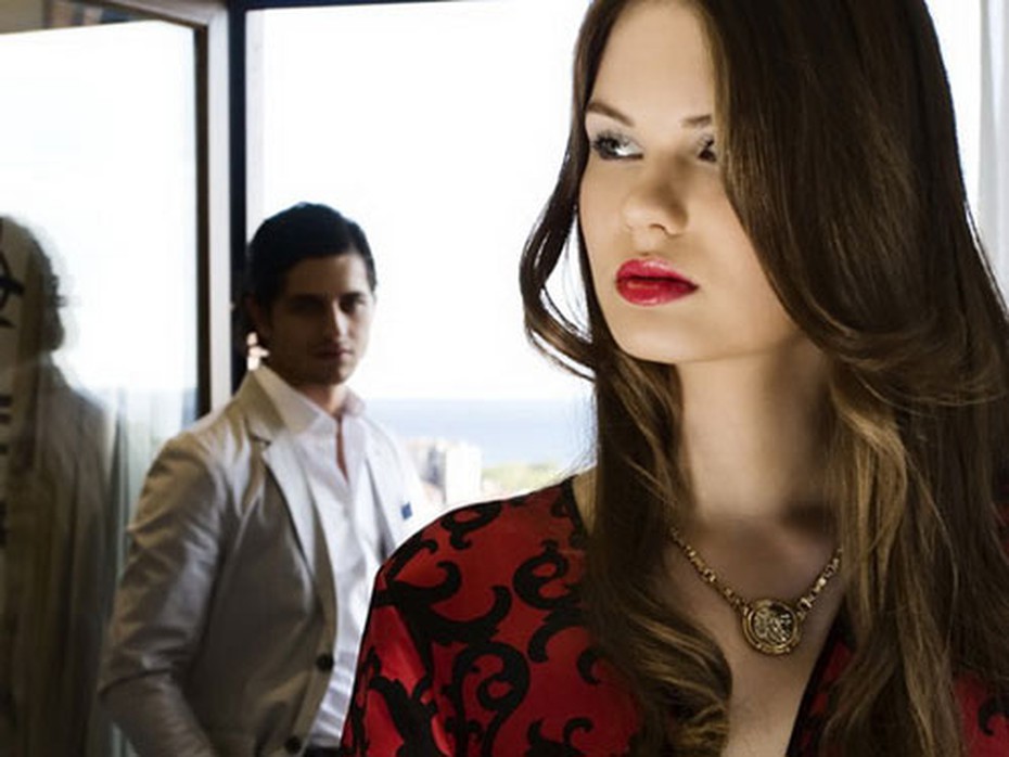 Bí mật đằng sau sở thích kết bạn với phụ nữ lớn tuổi của chồng