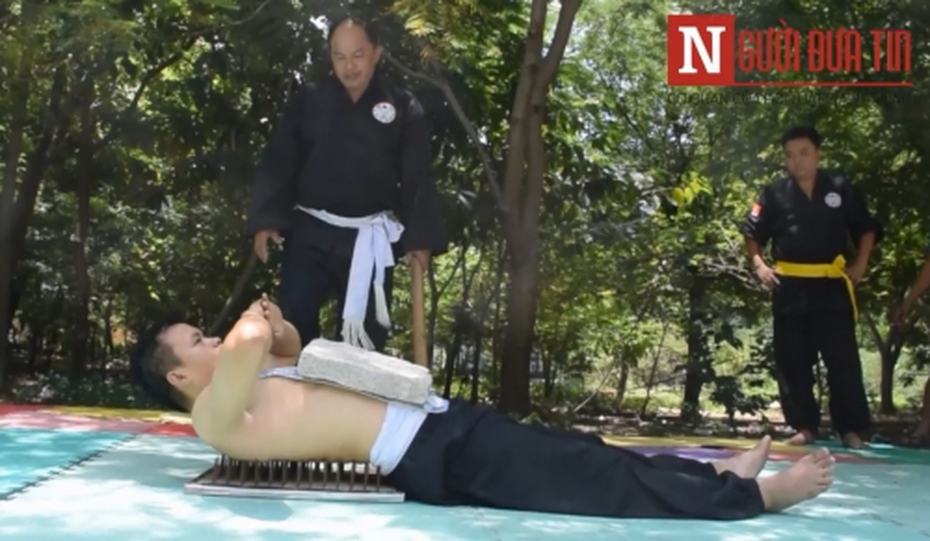 Thót tim clip nằm trên bàn chông, đập đá xanh trên bụng