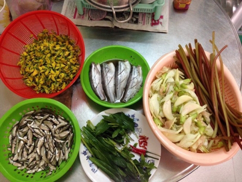 Về miền lũ thưởng thức cá linh nhúng giấm