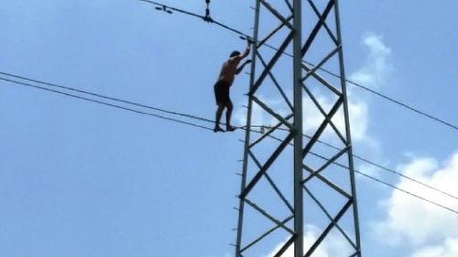 Nam thanh niên 'ngáo đá' leo cột điện cao thế cao hàng chục mét