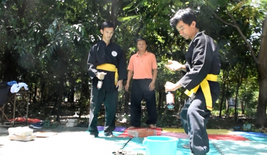 Giải mã màn biểu diễn dùng tay đập vỡ đáy chai trong nháy mắt