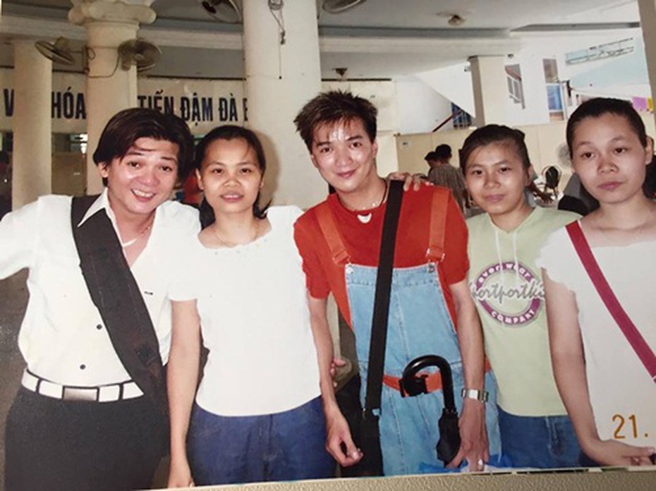 Mr Đàm hé lộ ảnh ‘độc’ quần ống loe, áo hở ngực thuở mới đi hát