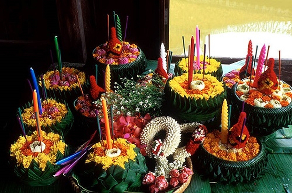 Lung linh rực rỡ đèn hoa trong lễ hội Loy Krathong ở Thái Lan