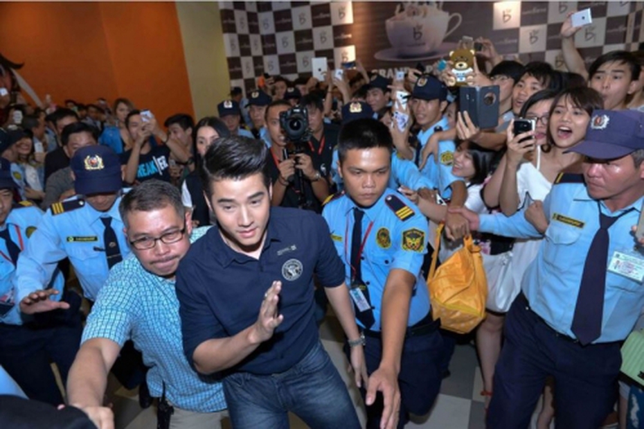 Ngọc Trinh, Linh Chi nóng bỏng bên mỹ nam 'Tình người duyên ma'