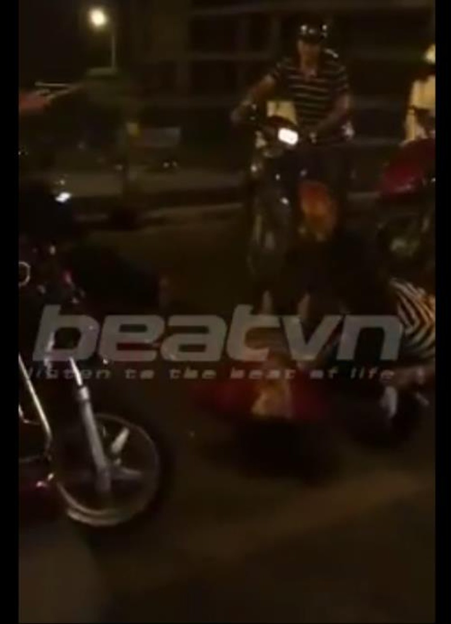 Taxi điên đâm hàng loạt xe máy trên cầu vượt Thái Hà - Chùa Bộc