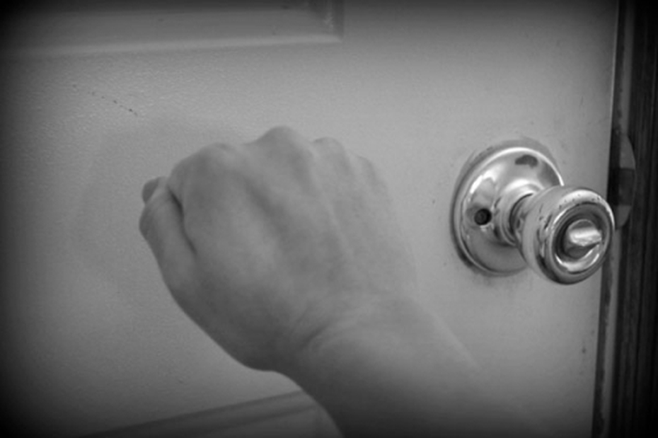 Những vợ chồng khốn khổ vì tiếng gõ cửa bất chợt giữa đêm