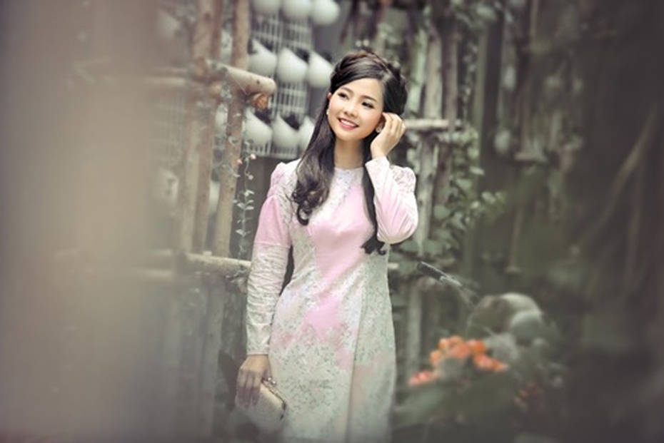 Chị Vinh ‘Tôi thấy hoa vàng trên cỏ xanh’ hóa thiếu nữ Sài Gòn xưa