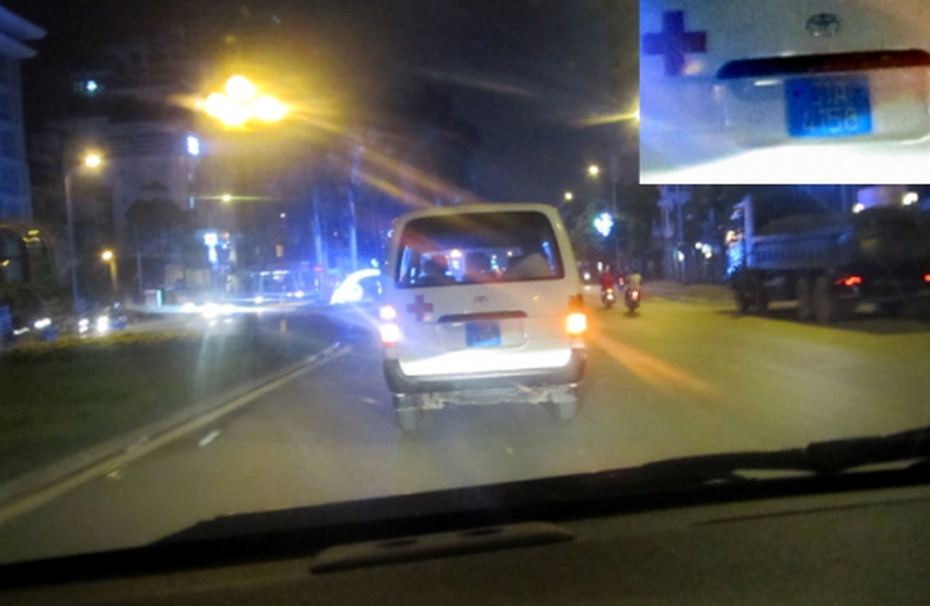 Vụ taxi 'điên': Những ai ngồi trên xe cứu thương bỏ mặc nạn nhân?