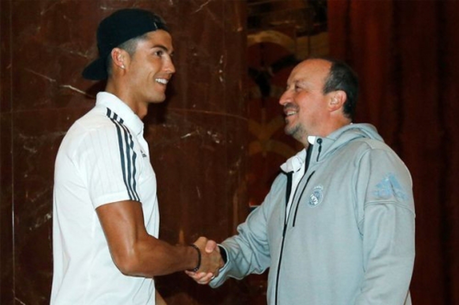 Ronaldo lớn tiếng đòi sa thải HLV Benitez: Khi sao bự phật ý
