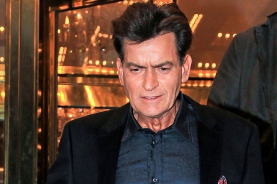 Charlie Sheen bị kiện ngay sau khi thú nhận mình nhiễm HIV