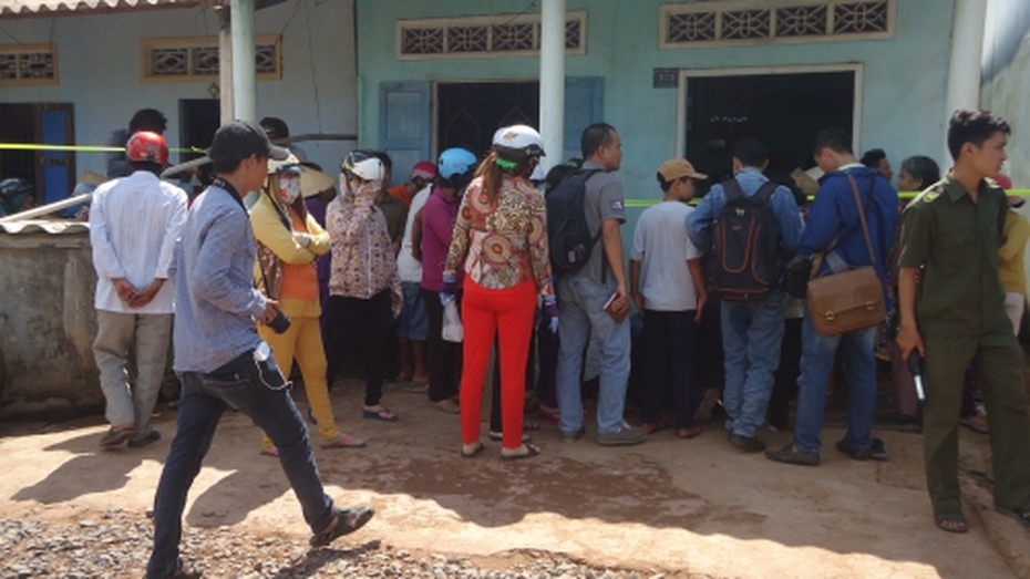 Thảm án ở Long An: Chồng nạn nhân đau đớn, liên tục ngất xỉu