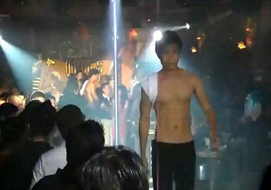 Thế giới ngầm tại bar: Hóa thân thành 'trai mồi' và được gay 'hỏi'