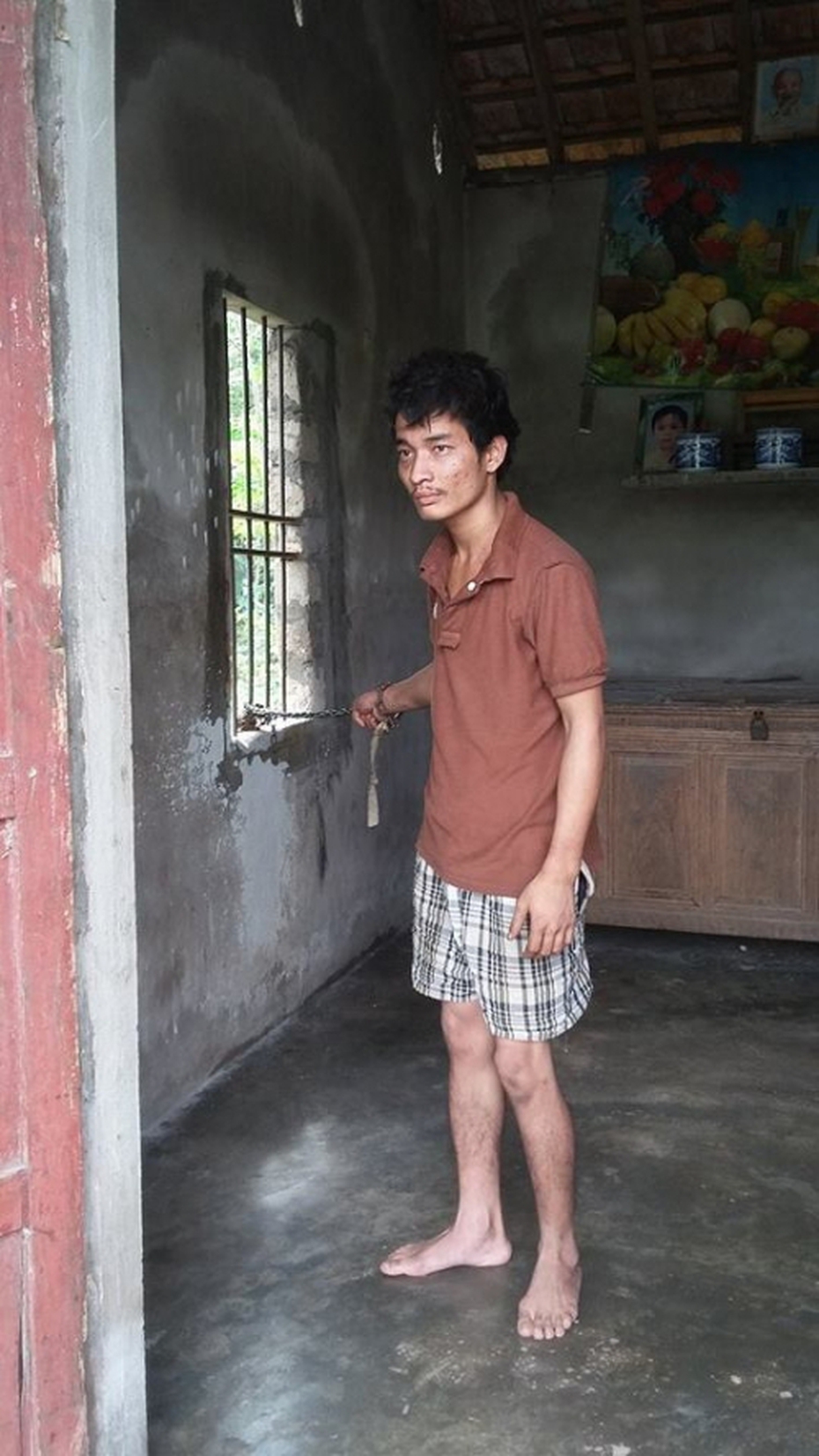 Nhói lòng nhìn cha câm điếc chăm con trai tâm thần