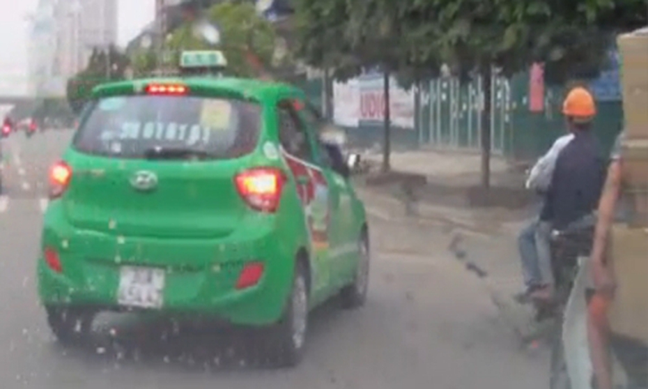 Clip: Taxi cắt mặt ô tô, ép xe máy vào lề đường để 'dạy dỗ'