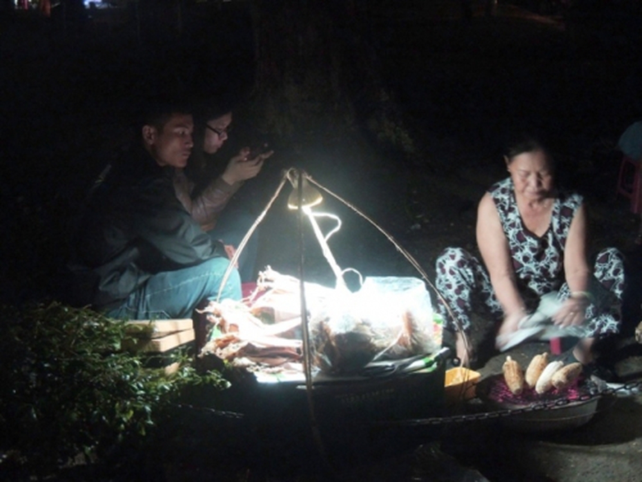 Nghề bán bắp nướng vỉa hè ở Huế: Thu tiền triệu mỗi đêm