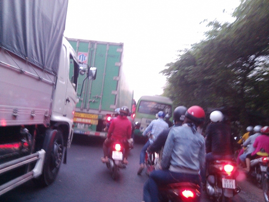 TP HCM: Kẹt xe gần 10 km trên Quốc lộ do thi công đường