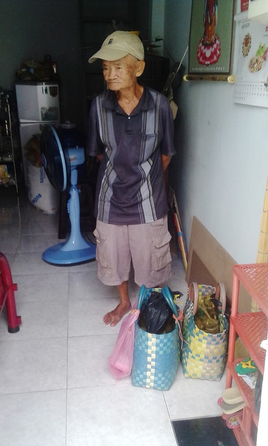 Nước mắt người cha 95 tuổi 30 năm đi bộ bán bánh nuôi con bệnh tật