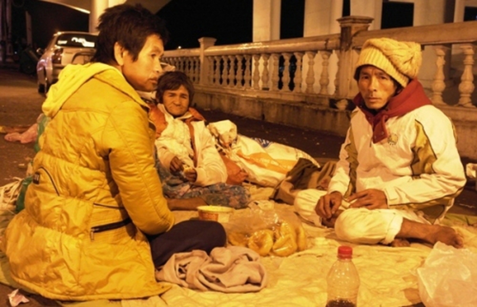 3 mẹ con nằm co ro dưới gầm cầu giữa đêm giao mùa giá rét