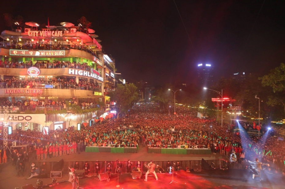 Người dân Hà Nội hào hứng tham dự “Special Countdown Party”