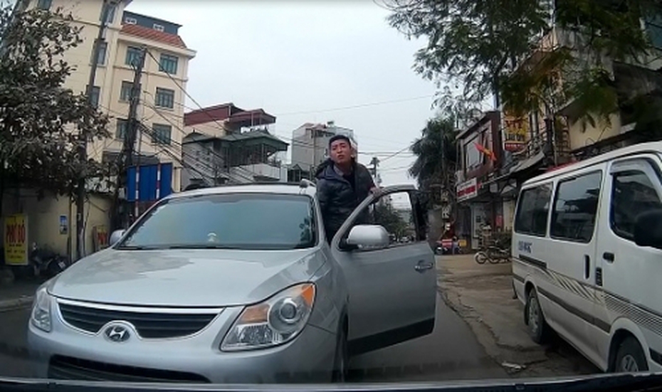 Clip: Cố tình chạy lấn làn, tài xế ô tô vẫn hùng hổ xuống xe gây sự
