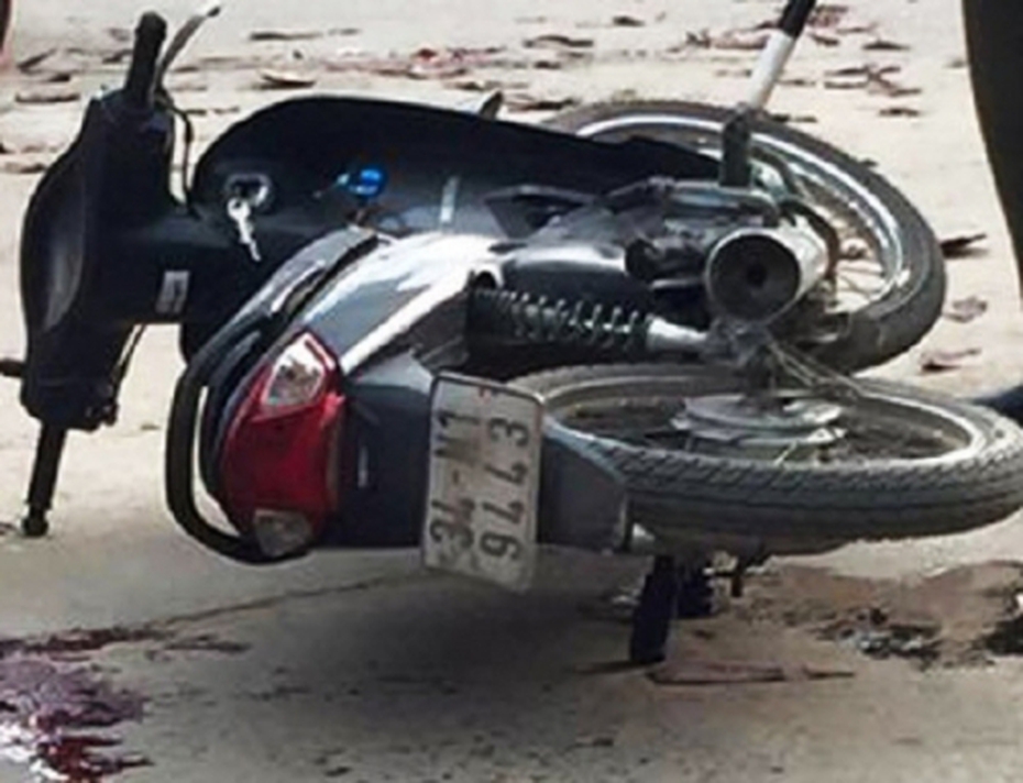 Chở con đi học, ông bố trẻ bị 2 đối tượng lạ mặt đâm tử vong