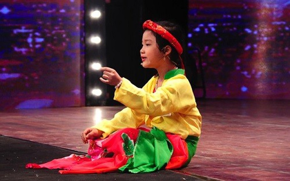 Cô bé xứ Thanh hát Chầu Văn cực hay khiến BGK ngỡ ngàng [VIDEO]