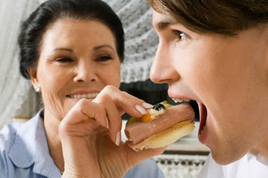 Khốn khổ vì ông chồng giỏi... ‘bám váy mẹ’