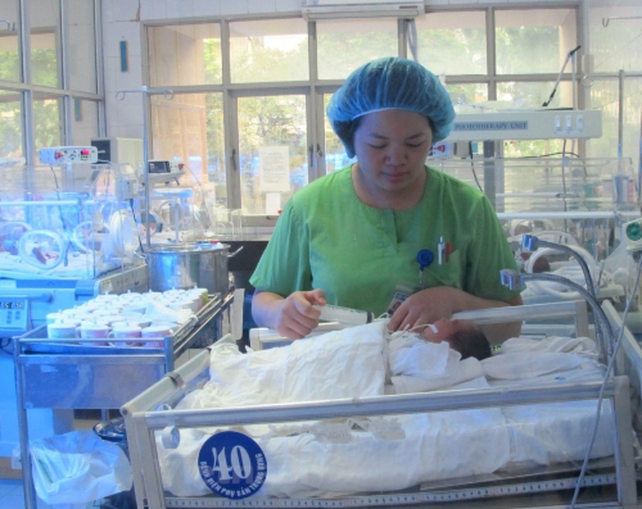 Cháu bé 'mang thai hộ' đầu tiên tại VN nhoẻn miệng cười tươi