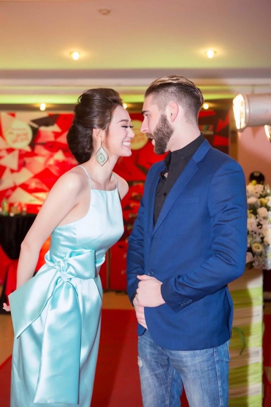 Khánh My quấn quýt không rời bên bạn trai Tây