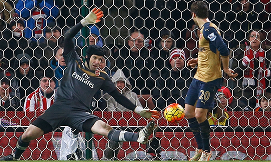 Mình Petr Cech giữ Arsenal trên đỉnh Premier League